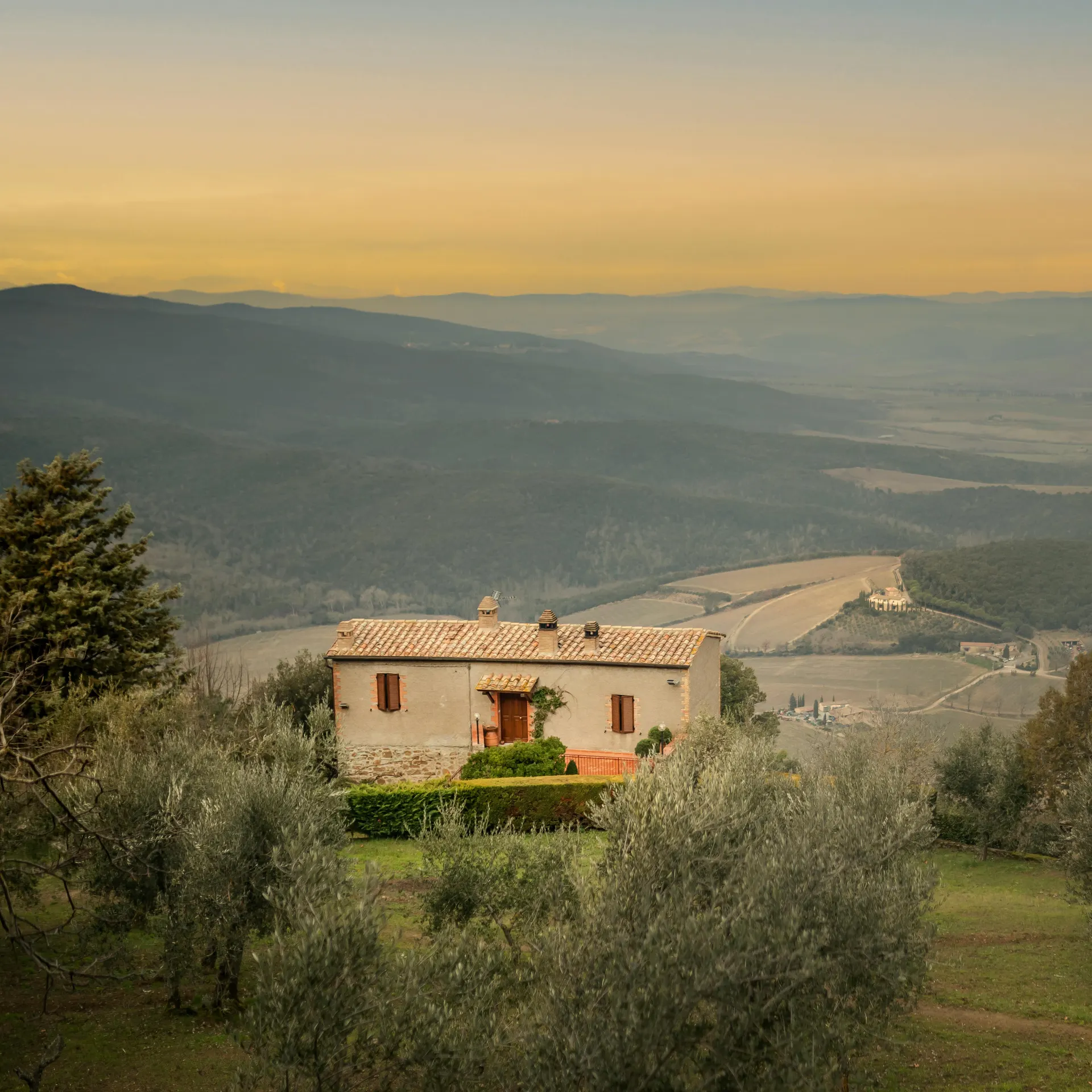 Viaggiatore su terrazza panoramica tra vigneti italiani