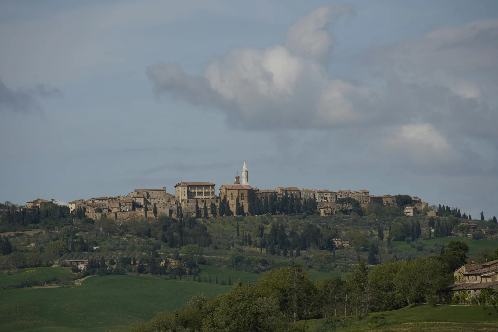 Borgo italiano in pietra con terrazze rurali